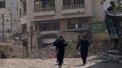 مواطنون من مخيم طولكرم يحاولون الوصول لمنازلهم المهددة بالهدم لاخراج بعض من مقتنياتها في ظل اعاقة قوات الاحتلال لهم.