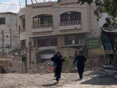 مواطنون من مخيم طولكرم يحاولون الوصول لمنازلهم المهددة بالهدم لاخراج بعض من مقتنياتها في ظل اعاقة قوات الاحتلال لهم.
