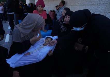 استشهاد عائلة نازحة في قصف الاحتلال خيمة تؤوي نازحين بدير البلح