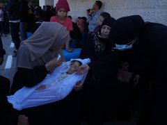 استشهاد عائلة نازحة في قصف الاحتلال خيمة تؤوي نازحين بدير البلح