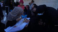 استشهاد عائلة نازحة في قصف الاحتلال خيمة تؤوي نازحين بدير البلح