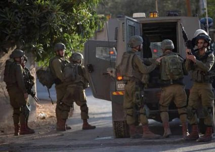الاحتلال يعتقل مواطنا من نابلس ويفتش عددا من المنازل في اللبن الشرقية