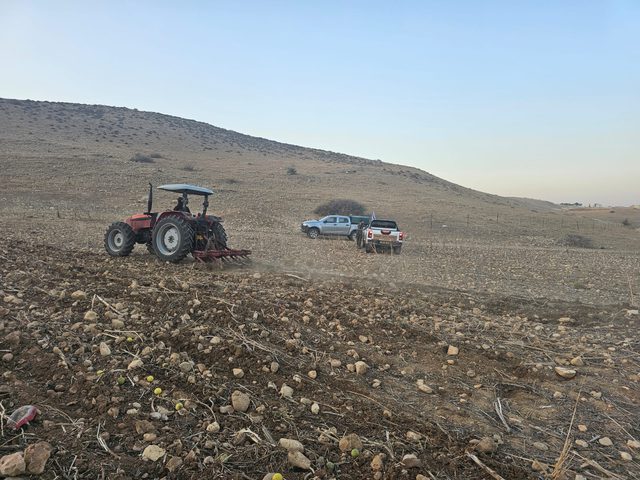 مستوطنون يسيجون مزيداً من الأراضي في الأغوار الشمالية
