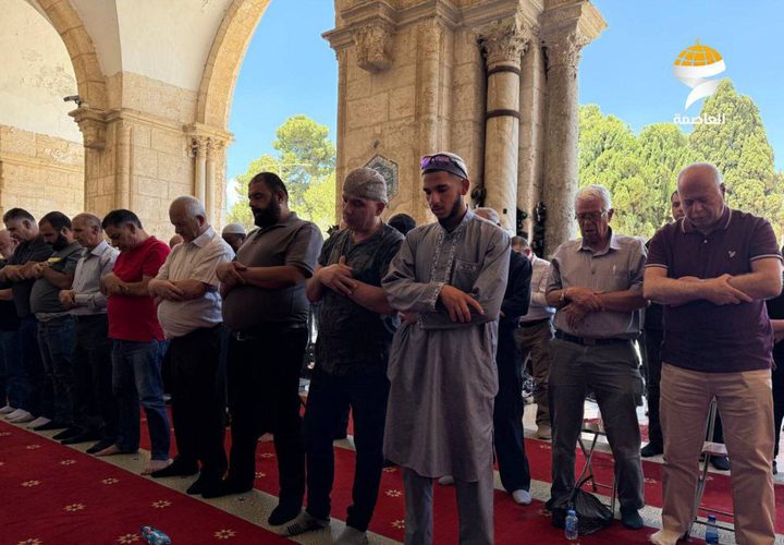 45 ألفا يؤدون صلاة الجمعة في المسجد الأقصى