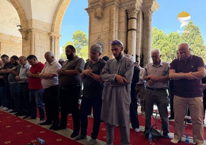 45 ألفا يؤدون صلاة الجمعة في المسجد الأقصى