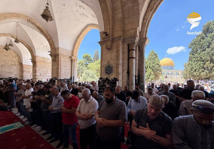45 ألفا يؤدون صلاة الجمعة في المسجد الأقصى