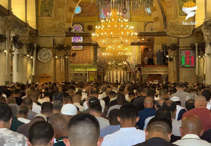 45 ألفا يؤدون صلاة الجمعة في المسجد الأقصى