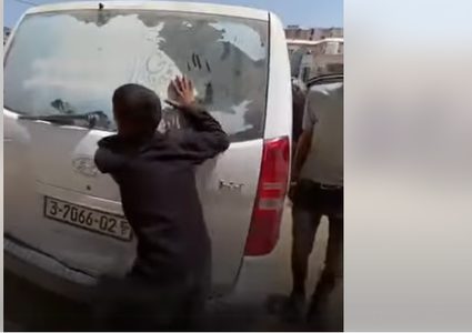 صرخة الطفل حازم "حبيبك يابا" .. حين تُذبح الطفولة في طوابير الجوع