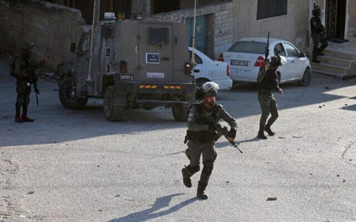 الاحتلال يقتحم بير نبالا ويداهم عددا من المحال التجارية