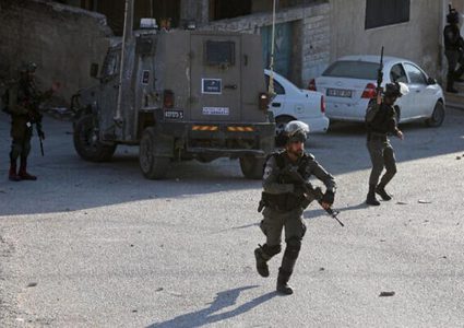 الاحتلال يقتحم بير نبالا ويداهم عددا من المحال التجارية