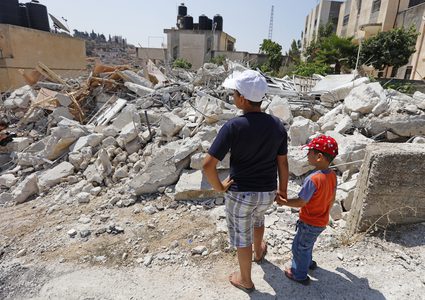 الاحتلال يجبر عائلة على هدم منزلها ذاتيا