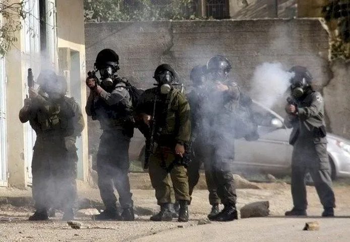 اصابات بالاختناق خلال اقتحام قرية المغير