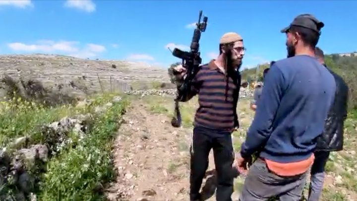 مستوطن يعتدي على مواطنين في عزبة أبو همام في المغير