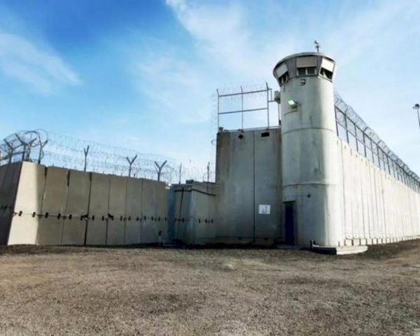 أسرى سجن عوفر يعانون ظروفا اعتقالية قاسية ومهينة