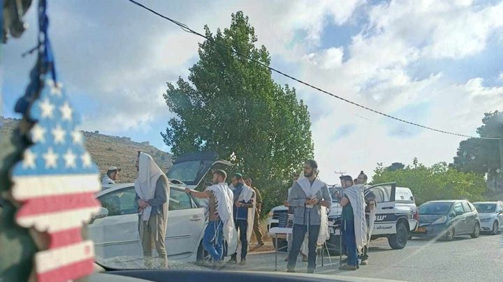 مستوطنون يغلقون مدخل اللبن الشرقية