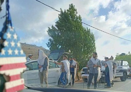 مستوطنون يغلقون مدخل اللبن الشرقية