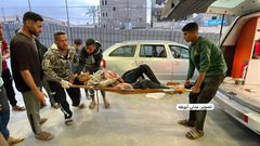 انتشال 23 ضحية وإجلاء أكثر من 200 إصابة جراء قصف وإطلاق نار من قبل جيش الاحتلال صوب المتوجهين لمركز المساعدات غرب مدينة رفح.