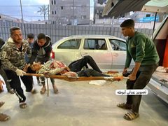 انتشال 23 ضحية وإجلاء أكثر من 200 إصابة جراء قصف وإطلاق نار من قبل جيش الاحتلال صوب المتوجهين لمركز المساعدات غرب مدينة رفح.