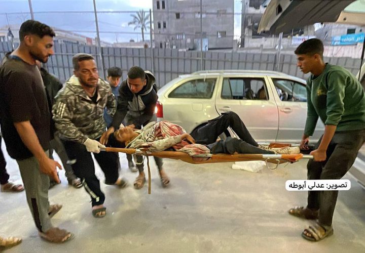 انتشال 23 ضحية وإجلاء أكثر من 200 إصابة جراء قصف وإطلاق نار من قبل جيش الاحتلال صوب المتوجهين لمركز المساعدات غرب مدينة رفح.