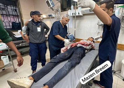 انتشال 23 ضحية وإجلاء أكثر من 200 إصابة جراء قصف وإطلاق نار من قبل جيش الاحتلال صوب المتوجهين لمركز المساعدات غرب مدينة رفح.