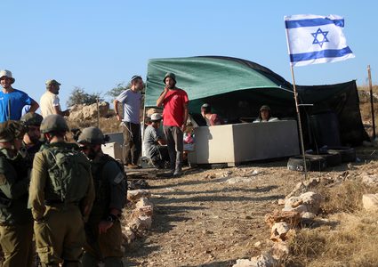 مستوطنون يقيمون بؤرة استيطانية جديدة على أراضي الطيبة شرق رام الله