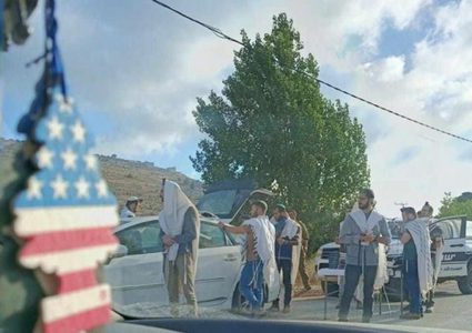 مستوطنون يغلقون مدخل اللبن الشرقية