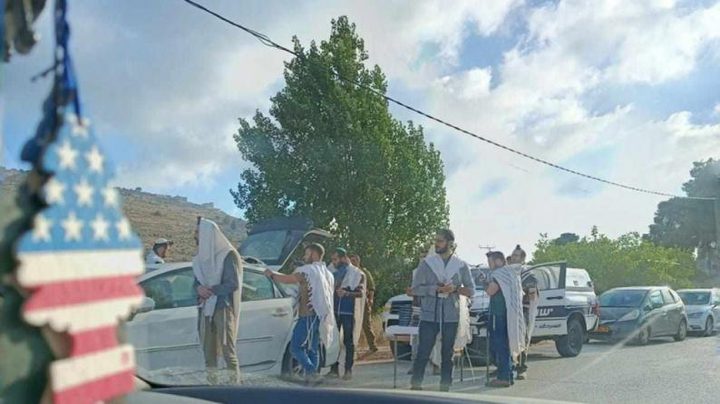 مستوطنون يغلقون مدخل اللبن الشرقية