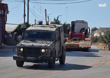 قوات الاحتلال تواصل اقتحامها الواسع والكبير لبلدة طمون قضاء طوباس , مدعومة بالجرافات المدولبة والمجنزة , جنود الاحتلال اقتحموا المنازل ونفذوا عمليات اعتقال طالت أكثر من 20 مواطنا من بينهم نساء واسرى محررون وقاموا بتحطيم منازل المواطنين اما الجرافات فقات بحفر الطرق وتدمير مركبات المواطنين