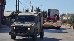 قوات الاحتلال تواصل اقتحامها الواسع والكبير لبلدة طمون قضاء طوباس , مدعومة بالجرافات المدولبة والمجنزة , جنود الاحتلال اقتحموا المنازل ونفذوا عمليات اعتقال طالت أكثر من 20 مواطنا من بينهم نساء واسرى محررون وقاموا بتحطيم منازل المواطنين اما الجرافات فقات بحفر الطرق وتدمير مركبات المواطنين