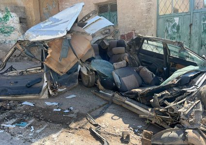 قوات الاحتلال تواصل اقتحامها الواسع والكبير لبلدة طمون قضاء طوباس , مدعومة بالجرافات المدولبة والمجنزة , جنود الاحتلال اقتحموا المنازل ونفذوا عمليات اعتقال طالت أكثر من 20 مواطنا من بينهم نساء واسرى محررون وقاموا بتحطيم منازل المواطنين اما الجرافات فقات بحفر الطرق وتدمير مركبات المواطنين