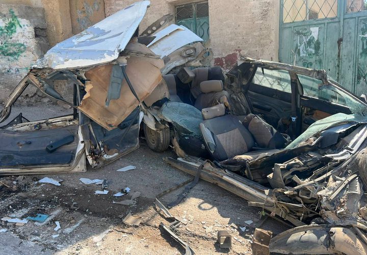 قوات الاحتلال تواصل اقتحامها الواسع والكبير لبلدة طمون قضاء طوباس , مدعومة بالجرافات المدولبة والمجنزة , جنود الاحتلال اقتحموا المنازل ونفذوا عمليات اعتقال طالت أكثر من 20 مواطنا من بينهم نساء واسرى محررون وقاموا بتحطيم منازل المواطنين اما الجرافات فقات بحفر الطرق وتدمير مركبات المواطنين