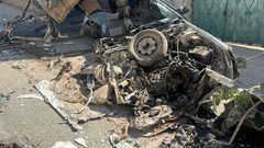 قوات الاحتلال تواصل اقتحامها الواسع والكبير لبلدة طمون قضاء طوباس , مدعومة بالجرافات المدولبة والمجنزة , جنود الاحتلال اقتحموا المنازل ونفذوا عمليات اعتقال طالت أكثر من 20 مواطنا من بينهم نساء واسرى محررون وقاموا بتحطيم منازل المواطنين اما الجرافات فقات بحفر الطرق وتدمير مركبات المواطنين