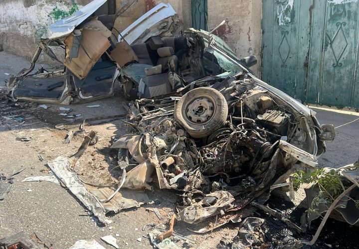 قوات الاحتلال تواصل اقتحامها الواسع والكبير لبلدة طمون قضاء طوباس , مدعومة بالجرافات المدولبة والمجنزة , جنود الاحتلال اقتحموا المنازل ونفذوا عمليات اعتقال طالت أكثر من 20 مواطنا من بينهم نساء واسرى محررون وقاموا بتحطيم منازل المواطنين اما الجرافات فقات بحفر الطرق وتدمير مركبات المواطنين