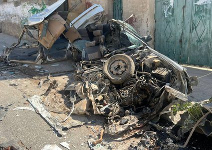 قوات الاحتلال تواصل اقتحامها الواسع والكبير لبلدة طمون قضاء طوباس , مدعومة بالجرافات المدولبة والمجنزة , جنود الاحتلال اقتحموا المنازل ونفذوا عمليات اعتقال طالت أكثر من 20 مواطنا من بينهم نساء واسرى محررون وقاموا بتحطيم منازل المواطنين اما الجرافات فقات بحفر الطرق وتدمير مركبات المواطنين