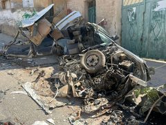 قوات الاحتلال تواصل اقتحامها الواسع والكبير لبلدة طمون قضاء طوباس , مدعومة بالجرافات المدولبة والمجنزة , جنود الاحتلال اقتحموا المنازل ونفذوا عمليات اعتقال طالت أكثر من 20 مواطنا من بينهم نساء واسرى محررون وقاموا بتحطيم منازل المواطنين اما الجرافات فقات بحفر الطرق وتدمير مركبات المواطنين