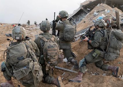 مقتل ضابط إسرائيلي وإصابة آخر بجراح خطيرة في كمين مسلح شرق غزة