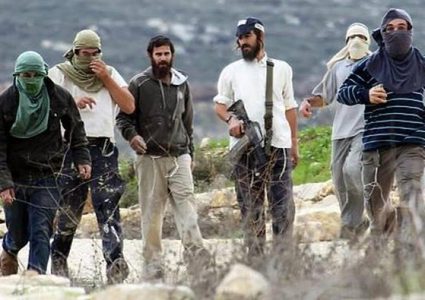 مستوطنين يغلقون مدخل اللبن الشرقية