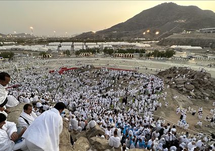 حجاج بيت الله الحرام يواصلون التوافد إلى مشعر منى لقضاء يوم التروية