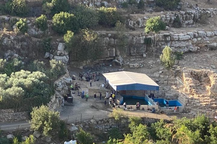 مستوطنون يقتحمون منطقة "عين جريوت" في بيتونيا