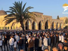 عشرات الآلاف يؤدون صلاة عيد الأضحى في المسجد الأقصى المبارك