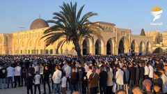 عشرات الآلاف يؤدون صلاة عيد الأضحى في المسجد الأقصى المبارك