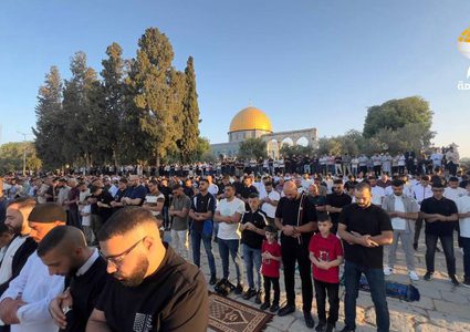 عشرات الآلاف يؤدون صلاة عيد الأضحى في المسجد الأقصى المبارك