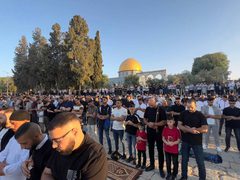 عشرات الآلاف يؤدون صلاة عيد الأضحى في المسجد الأقصى المبارك