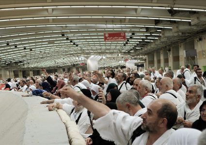 حجاج بيت الله يرمون الجمرات في منى صباح عيد الأضحى