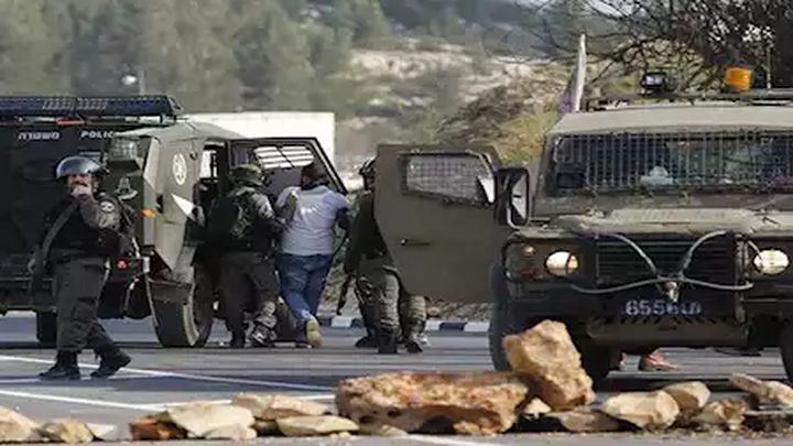 قوات الاحتلال تعتقل مواطنا من بيت أمر شمال الخليل