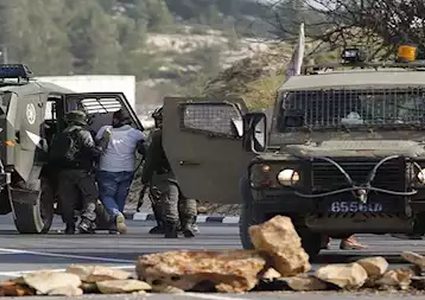 قوات الاحتلال تعتقل مواطنا من بيت أمر شمال الخليل