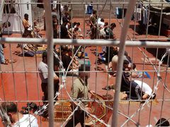 الاحتلال يُغيب آلاف الأسرى في سجونه ويواصل تعذيبهم