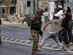 قوات الاحتلال تقتحم قبلان ومستوطنون يهاجمون مركبات المواطنين قرب عصيرة القبلية