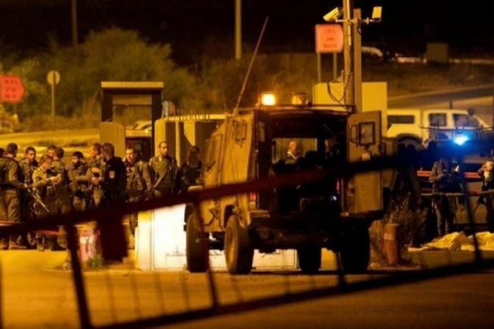 قوات الاحتلال تنصب حاجزا على المدخل الرئيسي لغرب بيت لحم