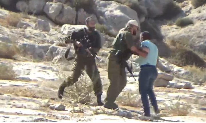 إصابة مزارع جراء الاعتداء عليه من قبل جنود الاحتلال في الخضر جنوب بيت لحم